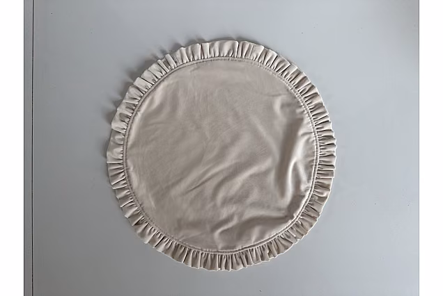 Podkładka atłasowa-43cm z falbanką beżowy -ivory